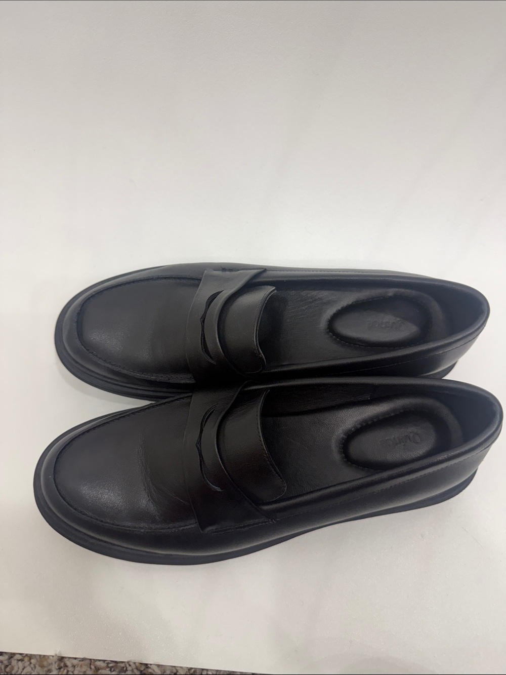 Quince Women’s Italian cow leather lug sole black penny loafers size 10.